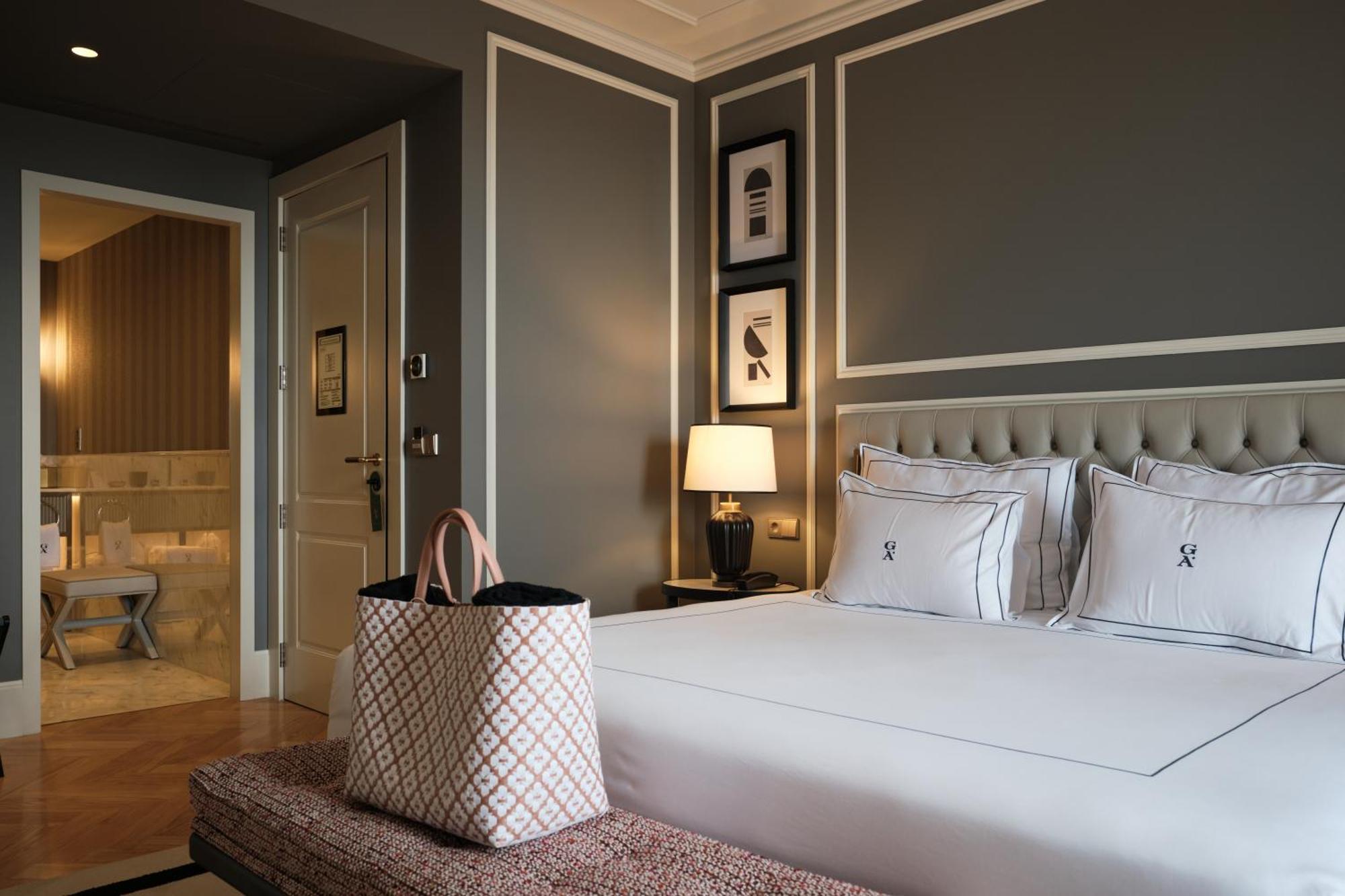 Ga Palace Hotel & Spa, A Xixth-Century Villa Porto Exteriér fotografie A bedroom at the hotel