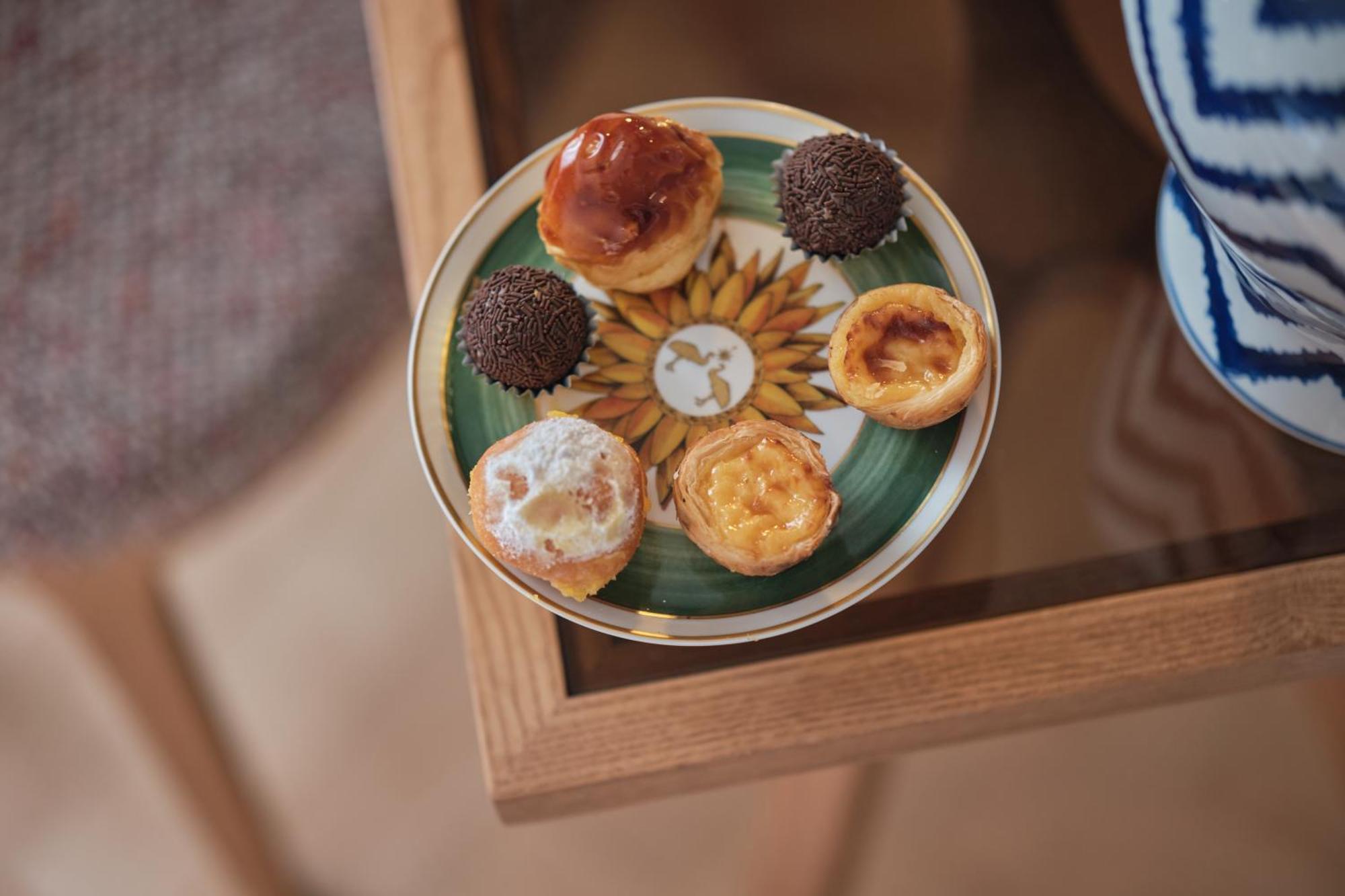 Ga Palace Hotel & Spa, A Xixth-Century Villa Porto Exteriér fotografie A selection of Portuguese pastries