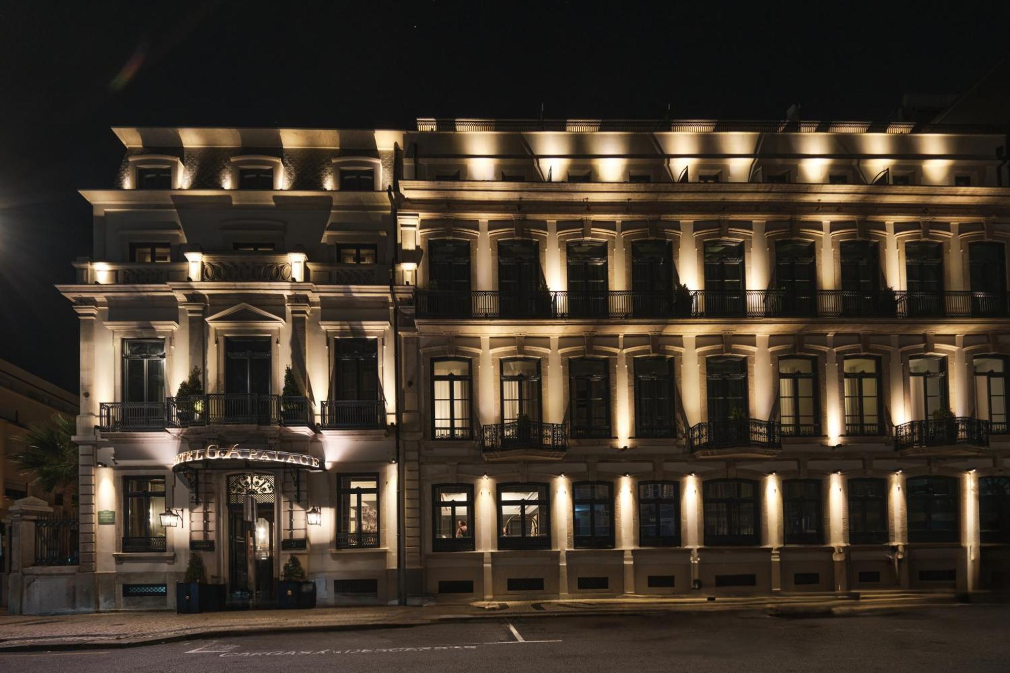 Ga Palace Hotel & Spa, A Xixth-Century Villa Porto Exteriér fotografie The hotel at night