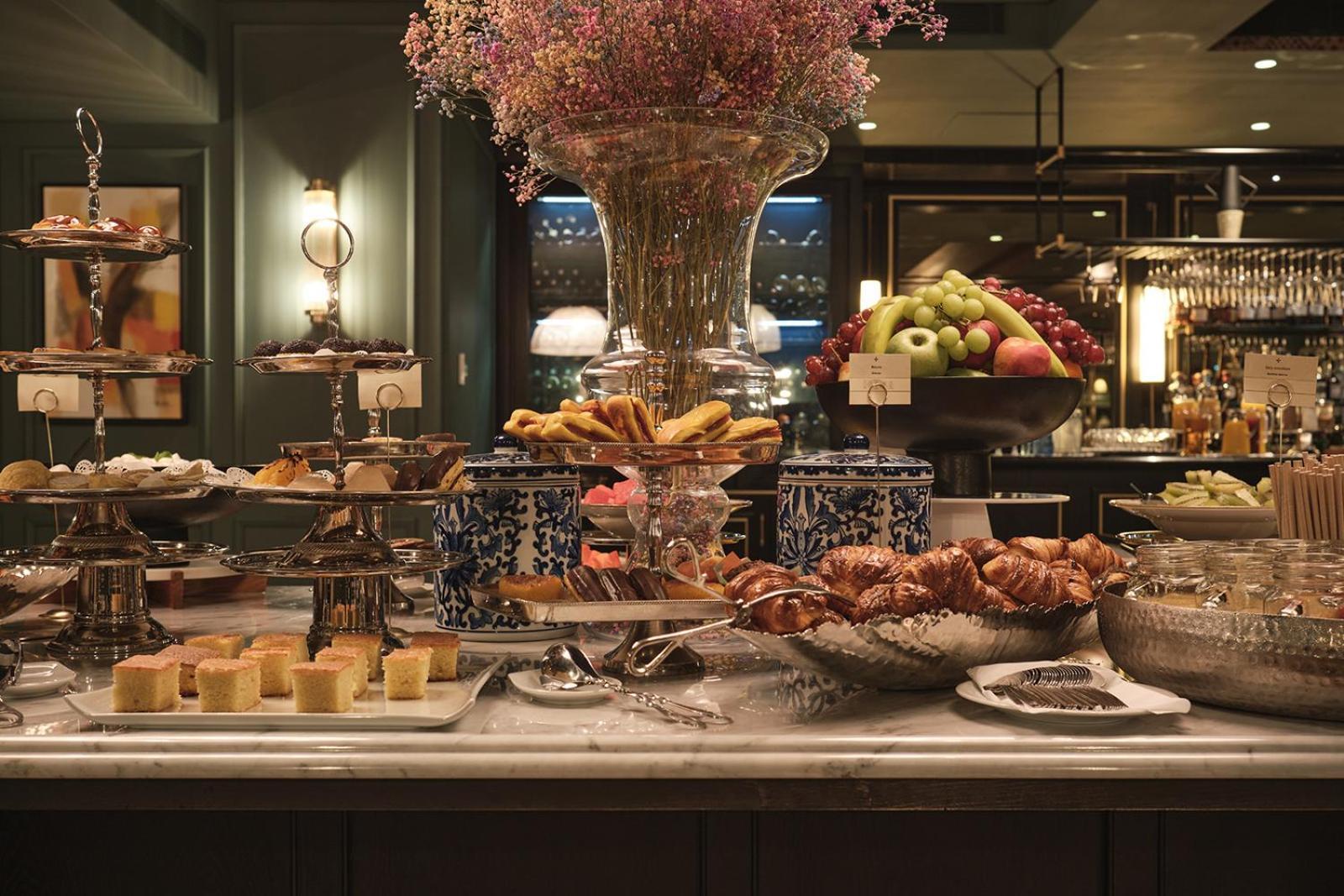Ga Palace Hotel & Spa, A Xixth-Century Villa Porto Exteriér fotografie A buffet at a restaurant